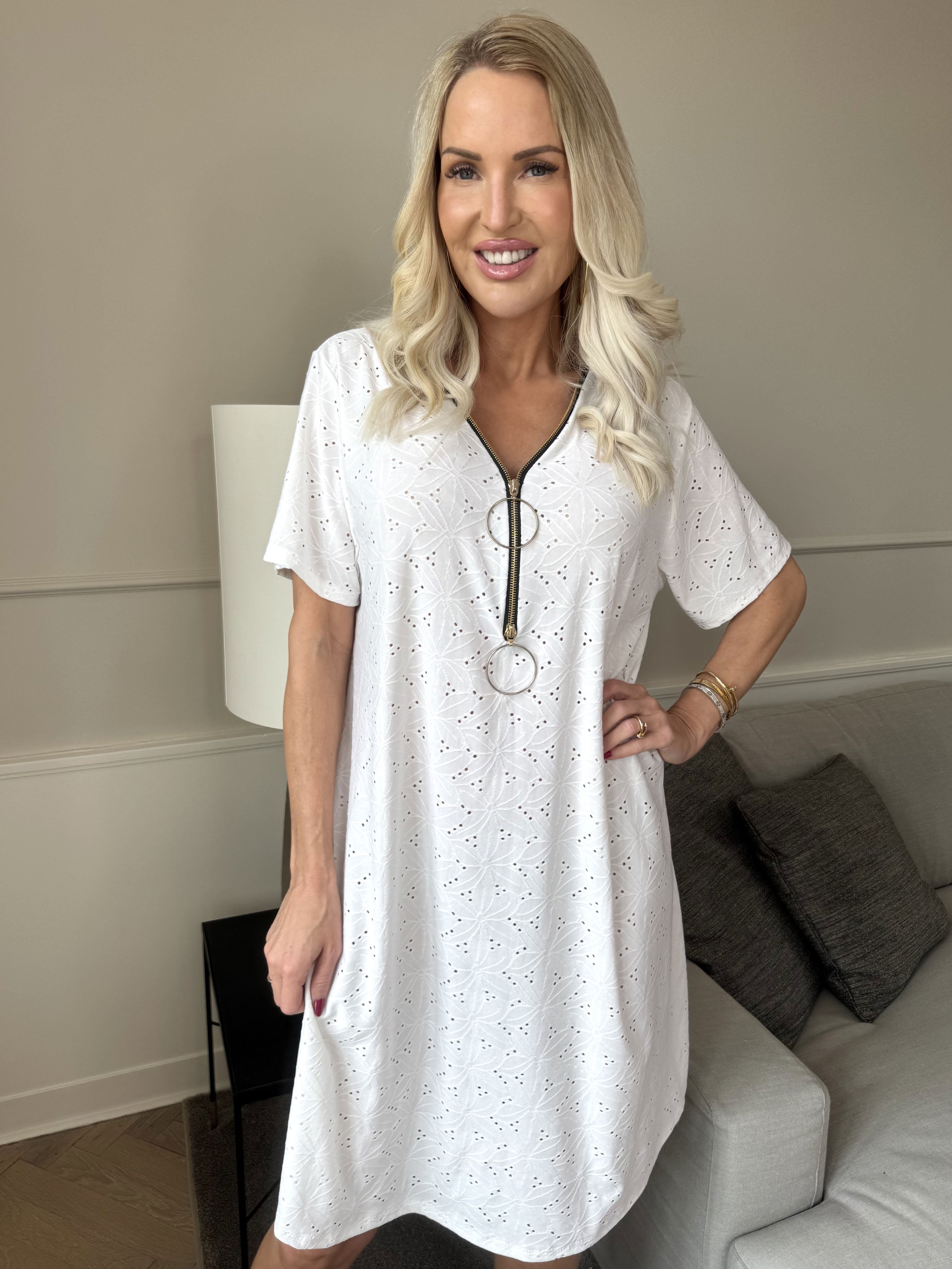 Liba - Blød elastisk kjole i broderie anglaise med lynlås